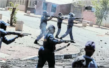  ?? /ALAISTER RUSSELL ?? Police open fire with rubber bullets in an attempt to disperse protesters in Westbury, Johannesbu­rg, on October 1 2018. Police have in recent years used more deadly force in fight against crime.