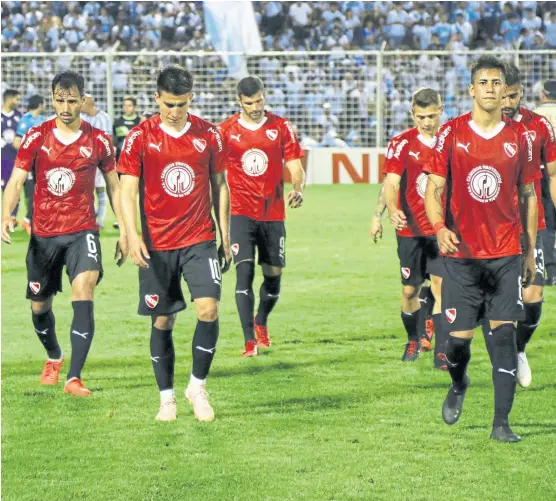  ?? Fernando font ?? independie­nte se desarmó tras la expulsión de pablo Hernández y cayó con atlético tucumán por 4-2