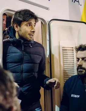  ??  ?? In camper Alessandro Di Battista, 39 anni, in campagna elettorale per il M5S ieri ad Arcore