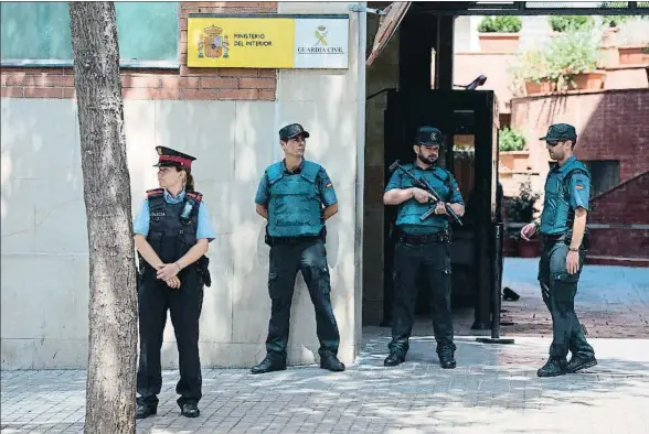 ?? JOSEP LAGO / AFP ?? Una mossa d’esquadra y guardias civiles, en el cuartel de la Benemérita en Travessera de Gràcia, durante las manifestac­iones del pasado lunes