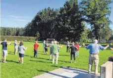  ?? FOTO: PRIVAT ?? Am Steege machen die Kneippiane­r eine Qigong-Einheit.