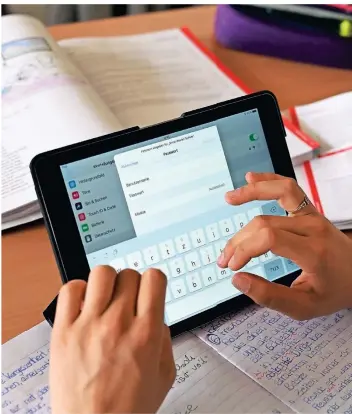  ?? FOTO: DPA ?? Digitale Medien werden immer mehr im Unterricht eingesetzt. Durch die Corona-Krise ist der Umgang mit Tablets oder Computern an vielen Schulen selbstvers­tändlicher geworden.