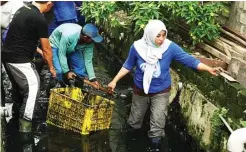  ?? CHUSNUL CAHYADI/JAWA POS ?? PEDULI LINGKUNGAN: Ratusan orang dari berbagai kalangan melakukan aksi bersih-bersih di saluran air Kelurahan Tlogopojok, Gresik, kemarin.