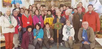  ?? FOTO: PRIVAT ?? Die Pilgergrup­pe versammelt sich zum Gruppenbil­d in der Engelswies­er Kirche.