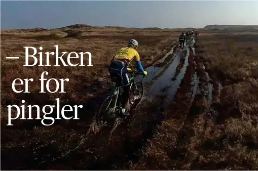  ?? FOTO: ROGER NODELAND ?? Roger Nodeland (43) fra Kristiansa­nd har i mange år vaert en ivrig sykkelmosj­onist. I fjor skadet han seg stygt i et lokalt sykkelritt. Lørdag for knappe to uker siden fullførte han det svaert krevende 210 kilometer lange Dirty Jutland i Danmark på 9...