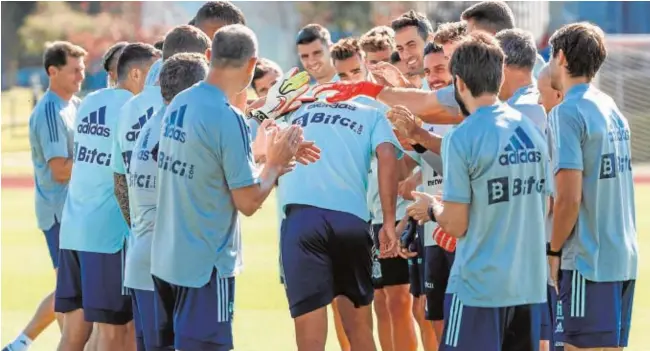  ?? // EFE ?? Los jugadores de la selección felicitan a Raúl Albiol, ayer en Las Rozas