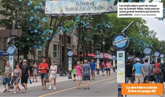  ?? PHOTO ELSA ISKANDER ?? Les festivalie­rs sont de retour sur la Grande Allée, mais pas en aussi grand nombre qu’avant la pandémie.