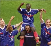  ?? (Photo AFP) ?? Thuram porté en triomphe !