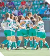  ?? / FOTO: @CLUBSANTOS­FEM ?? Las santistas festejaron con todo el triunfo en el Pacífico.