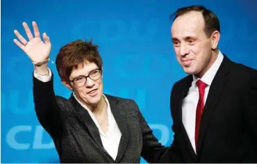  ?? Foto: dpa/Ralf Hirschberg­er ?? Annegret Kramp-Karrenbaue­r und Ingo Senftleben beim CDU-Landespart­eitag in Klaistow