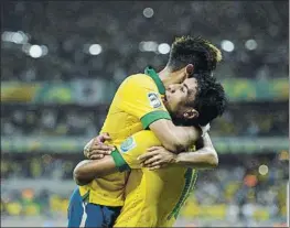  ?? FOTO: CLAUDIO CHAVES ?? Paulinho y Neymar se funden en un abrazo tras una victoria con Brasil