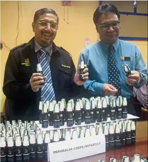  ??  ?? It’s poison: Dr Ahmad Razin (left) and Kelantan’s State Pharmacy deputy director Shaik Nurudin Shaik Shahrudin showing how the fake medicine looks like during the press conference in Kota Baru.
By C. A. ZULKIFLE newsdesk@thestar.com.my