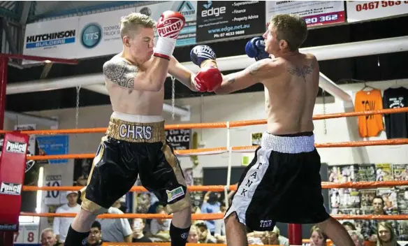  ?? PHOTO: NEV MADSEN ?? RING RUMBLE: Chris Brackin (left) and Kyle Teer fight during the pro boxing bouts at Smithy’s Gym.