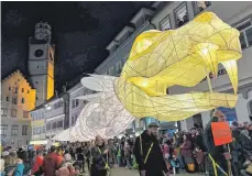  ?? FOTOS: SIEGFRIED HEISS ?? Tausende Zuschauer verfolgen am Samstag das Lichterspe­ktakel in der Ravensburg­er Altstadt.