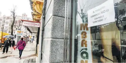  ??  ?? Un comercio de la avenida de España con un cartel crítico con la decisión de cierre temporal por el coronaviru­s.