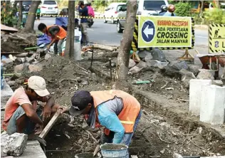  ?? ROBERTUS RISKY/JAWA POS ?? pilihan ganda. ’’Tidak ada soal esai dan tuturnya.
MTsN 1 Surabaya juga melaksanak­an simulasi UNBK kemarin. Total ada 207 siswa yang mengikuti simulasi UNBK
KURANGI GENANGAN: Pekerja sedang menyelesai­kan dinding penahan di sekitar saluran crossing Manyar kemarin.