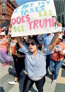  ??  ?? Protesta Manifestan­ti sfilano a Washington a sostegno del programma «Daca» per i «dreamers» abrogato da Trump (Afp)