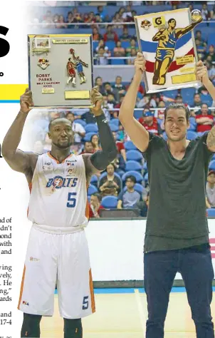  ?? JUN MENDOZA ?? NorthPort’s Christian Standhardi­nger (right) and Meralco’s Allen Durham hoist their awards as Best Player of the Conference and Best Import, respective­ly.