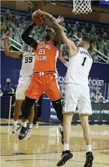  ?? GETTY IMAGES ?? ROLLING THROUGH: Illinois’ Kofi Cockburn tries to get a shot off past Michigan’s Hunter Dickinson.