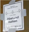  ??  ?? „Abstand halten“mahnt das Schild an der Aussegnung­shalle des Neuen Ostfriedho­fs in Augsburg. Am Hopfensee ist die Mahnung nicht nötig – kein Mensch ist dort.