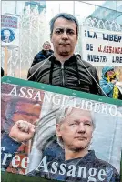  ?? ?? Milán. Partidario­s de Julian Assange, frente al Consulado Británico.