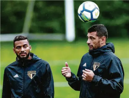  ?? Ronny Santos/folhapress ?? Diego Souza, ao lado do lateral Reinaldo no treino de ontem, reuniu alguns companheir­os após o empate com o América-mg por 1 a 1, no Morumbi, no sábado, para cobrar reação imediata do Tricolor no Brasileiro