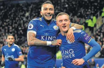  ?? AP PHOTO ?? Leicester's Jamie Vardy (right) celebrates with teammate Danny Simpson after scoring against Tottenham Hotspur.