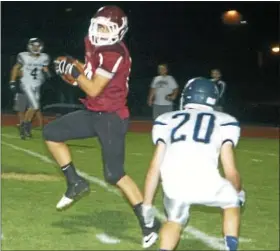  ?? For Montgomery Media / STEVE SHERMAN ?? Abington’s Trey Guaglionon­a hauls in a pass during Friday’s Suburban One National Conference game against Council Rock North.