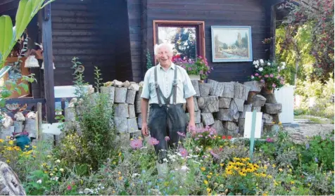  ?? Foto: Rudi Michlberge­r ?? Hans Urban ist 77 Jahre alt und quickleben­dig – trotzdem hat er unlängst seinen eigenen Leichensch­maus gefeiert.