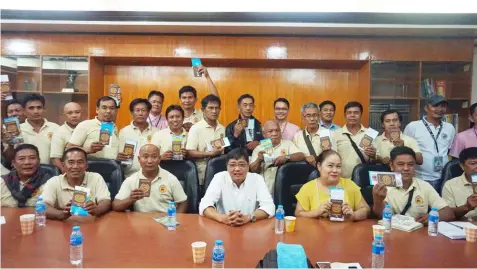  ?? — CSF-CIO ?? COURTESY CALL. Members of the Santiago Federation of Tricycle Operators and Driver’s Associatio­n (SAFETODA) in posterity with Mayor Edwin ‘EdSa Santiago after their conference at the Levi Panlilio Hall of city hall.