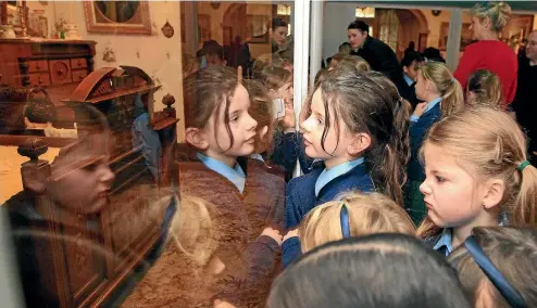  ?? ROBYN EDIE/STUFF ?? St John’s Girls school junior pupils walk along Queens Park to the Southland Museum & Art Gallery.