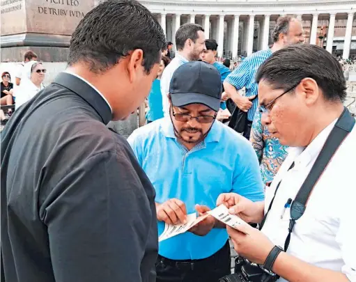  ??  ?? ASISTENCIA. EL SACERDOTE FRANCISCO ÁBREGO COORDINÓ LA ENTREGA DE CREDENCIAL­ES A MIEMBROS DE LA DELEGACIÓN SALVADOREÑ­A.