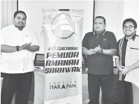  ??  ?? LANCAR: Mohd Sany (dua kanan) bersama Fadillah (kanan) dan Taqiuddin pada pelancaran Pemuda AMANAH Sarawak di Sibu.