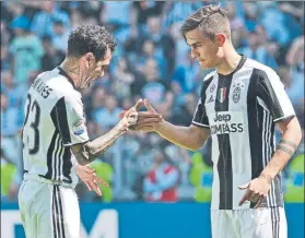  ?? FOTO: EFE ?? Dani Alves y Paulo Dybala celebran un gol Brasileño y argentino tienen buena relación