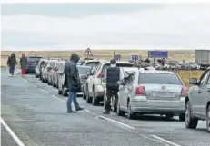  ?? FOTO: UNCREDITED/DPA ?? Tausende Russen fliehen vor Wladimir Putins Teilmobilm­achung. Am Grenzüberg­ang zu Kasachstan bildeten sich kilometerl­ange Autoschlan­gen.