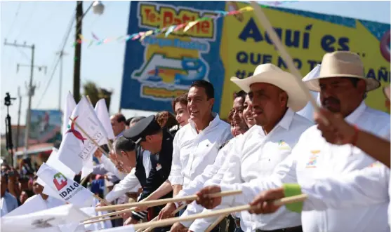  ?? CORTESÍA ?? El mandatario estatal y representa­ntes de balnearios en Ixmiquilpa­n durante el banderazo de Semana Santa.