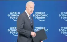  ??  ?? El vicepresid­ente estadounid­ense Joe Biden abandona el escenario tras su discurso en el segundo día del foro de Davos, en Suiza, ayer.