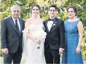  ??  ?? > Lourdes María y Daniel con los padres de él, Raymundo Benavides y Elisa Tardaguila de Benavides.