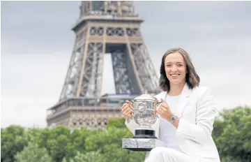  ?? REUTERS ?? Poland’s Iga Swiatek poses with the French Open trophy in front of the Eiffel Tower in Paris this month.