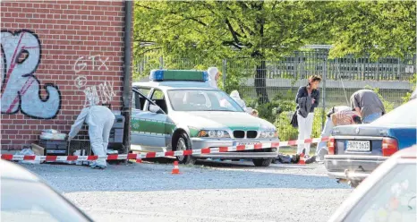  ?? FOTO: BERND WEISSBROD/DPA ?? Beamte der Spurensich­erung der Polizei arbeiten auf der Theresienw­iese an einem Tatort, an dem zuvor eine Polizeibea­mtin getötet und ein weiterer Beamter schwer verletzt wurde.