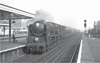  ?? DON BENN ?? No. 35007 arriving at Woking on the 1pm Waterloo to Plymouth on October 26, 1963.