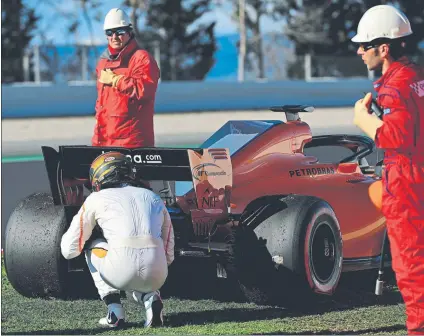  ?? FOTO: GETTY ?? Fernando Alonso mira la parte posterior del McLaren. Dice que han resuelto los problemas planteados en el circuit de Catalunya