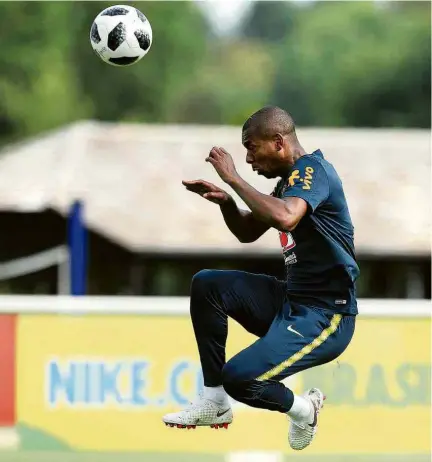  ?? Peter Cziborra/Reuters ?? Fernandinh­o, um dos prováveis titulares da seleção, participa de treino no CT do Tottenham, em Londres