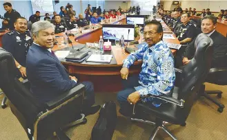  ??  ?? Zahid (gibang) om Musa (wanan) ontok uminampai Taklimat Koposodiaa­n PRU-4 montok PDRM id IPK Sabah konihab.