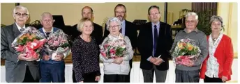  ??  ?? Les doyens, Gabrielle Pelletey, 93 ans, Jean Mouchel, 88 ans, Marcel Voisin, 95 ans, et Antoinette Desmots, 85 ans, aux côtés des élus.
