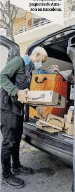  ?? Ferran Nadeu ?? Un repartidor de paquetes de Amazon en Barcelona.