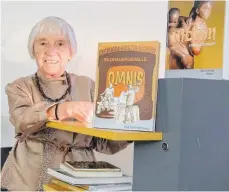 ?? FOTO: MARGRET WELSCH ?? Eva Schmidt will die kreativen Werke ihres verstorben­en Mannes mit einer Bücherreih­e am Leben erhalten.