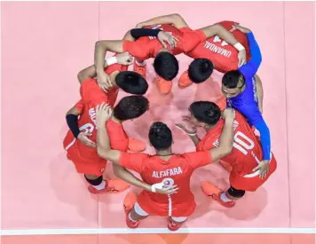  ?? HUDDLE. (Asian Volleyball Confederat­ion Eddy Phongphakt­hana) ?? The Rebisco squad continued to falter in the Asian Men’s Club Volleyball Championsh­ip, this time losing to Al-Arabi Sports Club.
