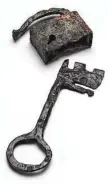  ?? FOTO: TOMAŽ LAUKO ?? Ključ in ključavnic­a iz železa, 14. do 15. stoletje
