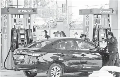  ?? ?? ▲ Al terminar el sexenio,
Pemex estaría cerca de lograr la autosufici­encia en gasolinas y de diésel, aseguró el director de la empresa productiva.
Foto Roberto García Rivas